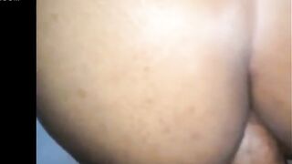 شاب صاحبه بيصوره وهو بينيك شرموطه وهي بتصرخ نيكني في كسي ونزل في طيزي