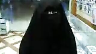 شاب ينيك بنت سعودية منقبة في المحل