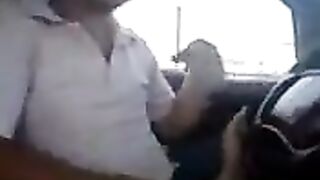 شرموطة سعودية السواق فاشخ كسها في السيارة