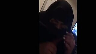 محجبه تعمل عرض مثير بجسمها على اغنية بحب فيك حاجات وتمص الزب