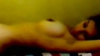 شاب يصور البنت بتاعته وهو بينيكها وهى عارفة وهايجة