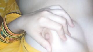 مصري فاجر ينيك مراته وبيصورها علي السرير