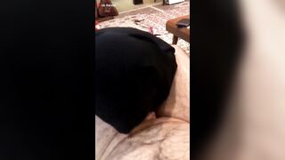 بنت فاجرة تدخل على اخوها وتمص زبرة وتمتعه سكس عربي