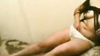 شرموطة مصرية هيجانة بتقفش في بزازها وتلعب في كسها قدام اخوها