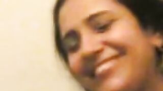 شرموطة مصرية هيجانة بتقفش في بزازها وتلعب في كسها قدام اخوها