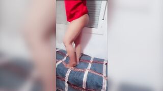شرموطة مصرية هاجت على جارها لبستله قميص احمر وركبت زبه على السرير - سكس مصري