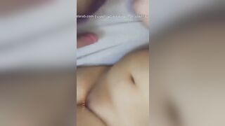 قحبة عراقية تأمر زوجها وتقوله هات لبنك بكسي بسرهة اريد انام باجر وراي شغل