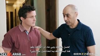 تقوم الام بفرك كسها بلعبة جنسية و تستمني وفجأة يدخل عليا أبنها و يرى أمه تفرك كسها ويمارس الجنس معها في الغرفة - محارم مترجم