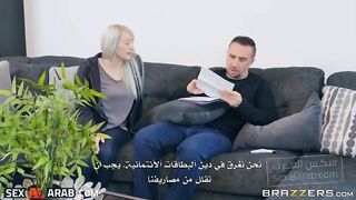شاهد زوج الأم بنت زوجته تشاهد افلام السكس بمفردها في غرفة النوم الخاصة بها واتفقت معه ينيك كسها دون علم زوجته بذالك - سكس مترجم