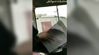 شاب مصري بيتحرش بالبنات ومطلع زبه في العربية