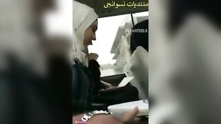 شاب مصري بيتحرش بالبنات ومطلع زبه في العربية