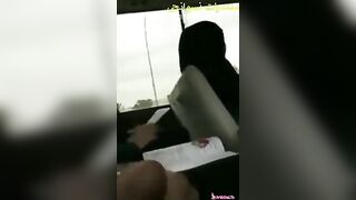 شاب مصري بيتحرش بالبنات ومطلع زبه في العربية
