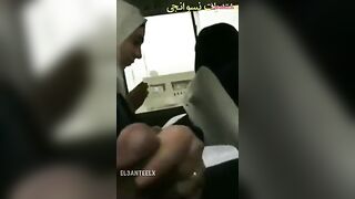 شاب مصري بيتحرش بالبنات ومطلع زبه في العربية