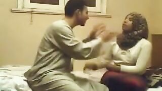 صعيدي هايج بيفشخ مرات اخوه نيك على السرير