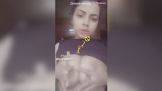 بنت اندر ايدج مزة تلعب في بزازا وكسها