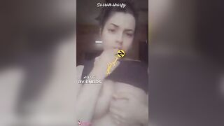 بنت اندر ايدج مزة تلعب في بزازا وكسها