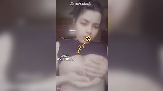 بنت اندر ايدج مزة تلعب في بزازا وكسها