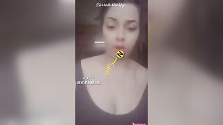 بنت اندر ايدج مزة تلعب في بزازا وكسها