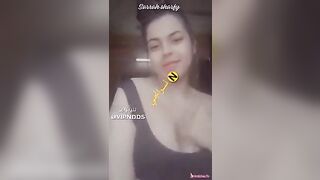 بنت اندر ايدج مزة تلعب في بزازا وكسها