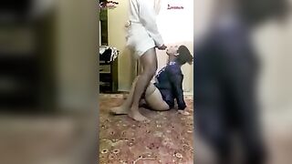 شغالة سعودية تمص زب صاحب البيت بالمال