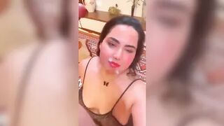 شرموطة سعودية تمص زب صديقها المصري
