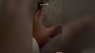 ديوث مصري بحسس على طيز اخته وهي نايمه