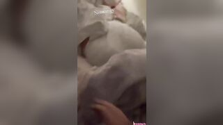 ديوث مصري بحسس على طيز اخته وهي نايمه