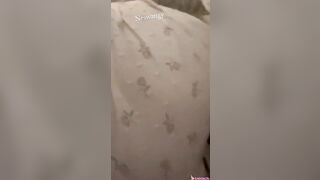 ديوث مصري بحسس على طيز اخته وهي نايمه