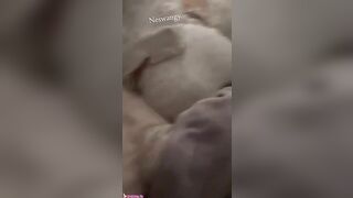 ديوث مصري بحسس على طيز اخته وهي نايمه
