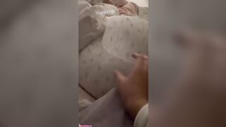 ديوث مصري بحسس على طيز اخته وهي نايمه