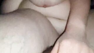 مصرية مربربة بتمص لعشيقها وتتشرمط وهي على زبه