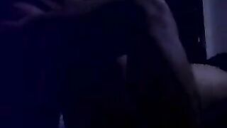 مصري واخد عشيقته الشقة وفاشخها نيك كلابي على السرير