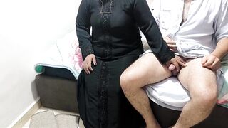 ديوث مصري بيجيب صاحبه السعودي ينيك مراته معاه بالفلوس