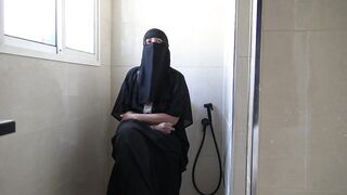 مصرية منقبة بيدخل عليها جارها الحمام وتدلك زبه