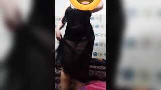 فلاحة مصرية بتتصور وهي بترقص لعشيقها المسافر
