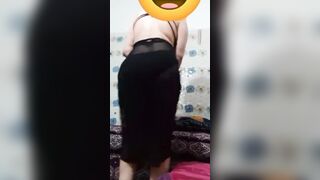فلاحة مصرية بتتصور وهي بترقص لعشيقها المسافر