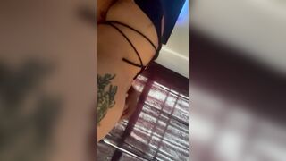 شاب مصري زانق بنت عمه في الفندق وبيركبها زبه