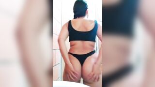 نودز اندر ايدج مصرية في الحمام بتعرض بزازها وطيزها