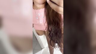 فاجرة مصرية بتتفشخ من النيك في حمام الفندق من صاحبها