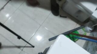 مصري زانق مرات صاحبو في الحمام وفاشخها نيك قدامو