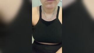 مزة مصرية بتنزل نيك في كسها الهايج وبتعرض بزازها على حبيبها