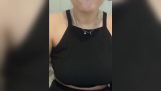مزة مصرية بتنزل نيك في كسها الهايج وبتعرض بزازها على حبيبها