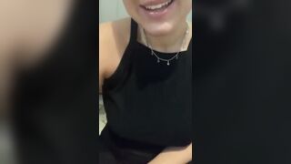 مزة مصرية بتنزل نيك في كسها الهايج وبتعرض بزازها على حبيبها