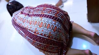 فلاحة مصرية بيدخل عليها جارها وهي بتعرضله طيزها الكبير