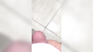 مصري بيدخل على جارتو الشرموطة ويفشخها نيك خلفي على الواقف