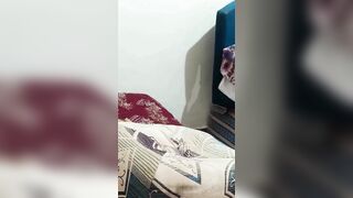 مصري زانق مرات ابوه على السرير ونازل فيها نيك خلفي عنيف