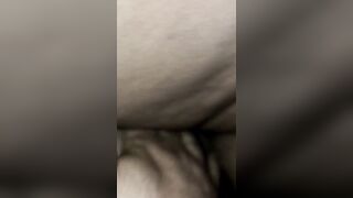 مصري زانق مرات ابوه على السرير ونازل فيها نيك خلفي عنيف