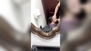 شرموطة مصرية من المنصورة بتتناك في حمام الكافية وتصور