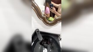 شرموطة مصرية من المنصورة بتتناك في حمام الكافية وتصور